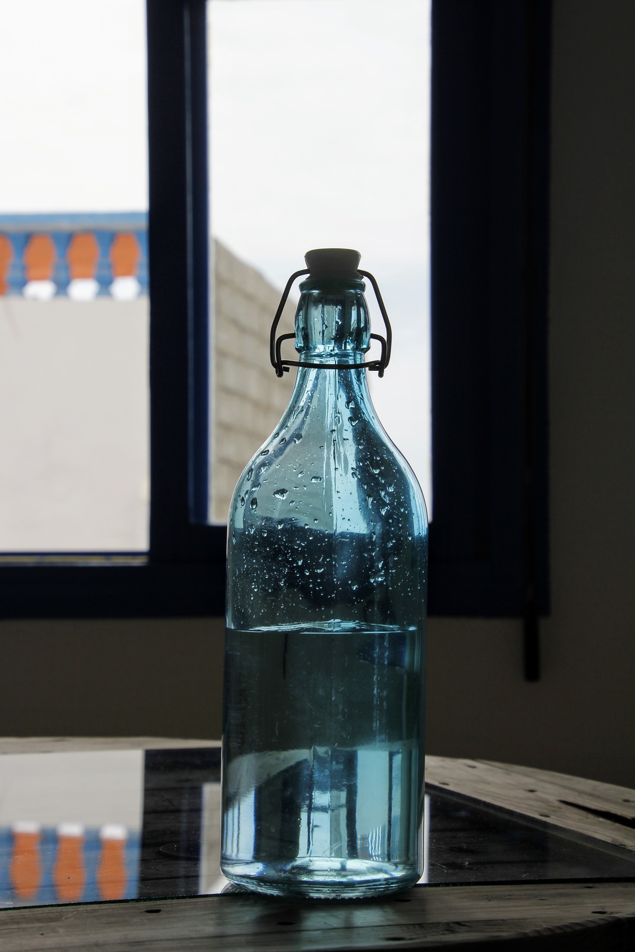 В бутылки стекает вода. Стеклянная бутылка. Стеклянные бутыли для воды. Бутылка для воды стекло. Итальянская вода в стеклянных бутылках.